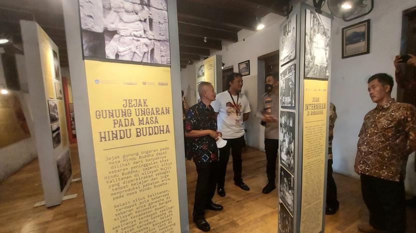 Pengunjung menyaksikan foto- foto dan literasi sejarah yang dipajang pada Pameran Naratif Sejarah Kabupaten Semarang, yang digelar komunitas Gambag Semarang Art Company di benteng Willem II Ungaran, kabupaten Semarang, Jawa Tengah, Sabtu (15/10).