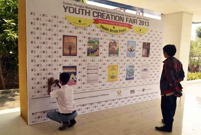 Pengunjung menyaksikan hasil karaya para finalis lomba poster dan foto Youth Creation Fair.