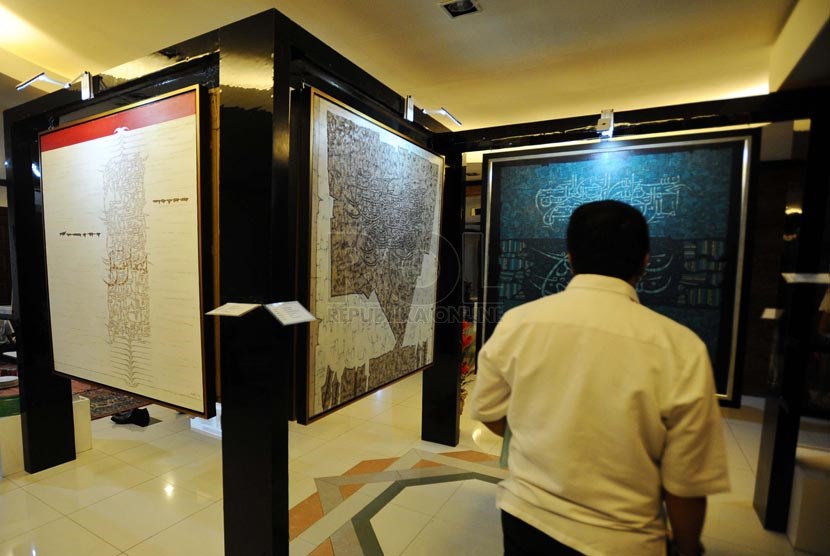 Pengunjung menyaksikan koleksi karya Kaligrafi pada pameran Haji di kantor Kemenag, Jakarta, Rabu (16/4).