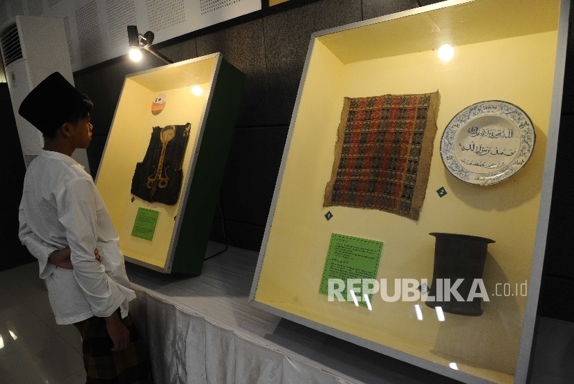 Pengunjung menyaksikan koleksi sejarah islam dalam Pesona di Islamic Center, Mataram, Lombok, Nusa Tenggara Barat, Jumat (26\5). 