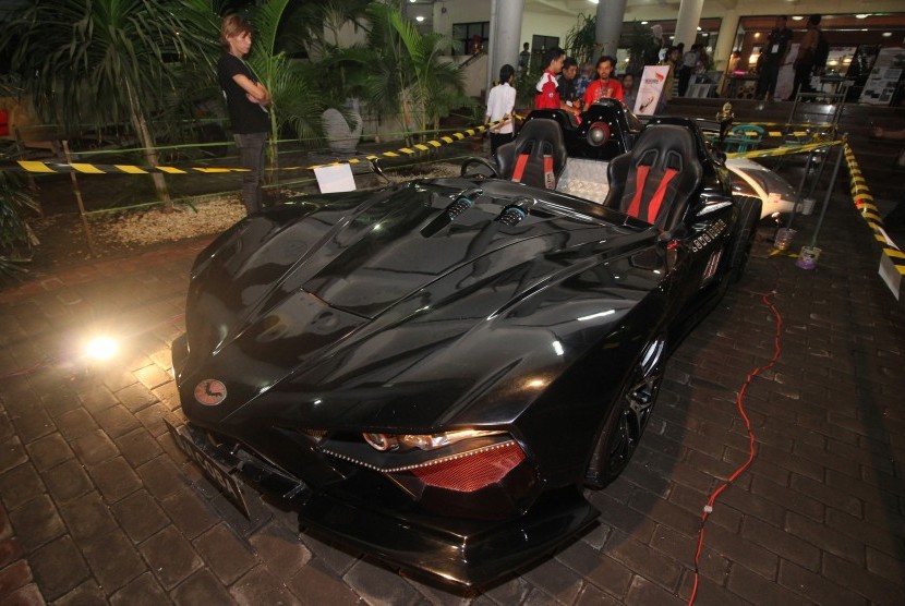 Pengunjung menyaksikan mobil listirk jenis supercar Lowo Ireng karya tim mobil listrik nasional (Molina) Institut Teknologi Sepuluh Nopember (ITS) saat ITS Expo 2016 di Surabaya, Jawa Timur, Rabu (16/11).