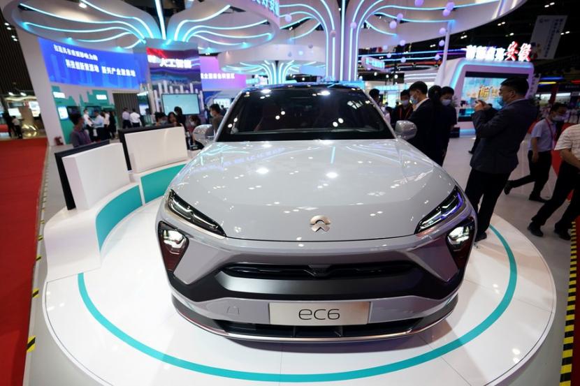 Pengunjung menyaksikan mobil yang dipamerkan di Expo Central China ke-12 di Kota Taiyuan, Provinsi Shanxi, China Utara, pada 21 Mei 2021. 