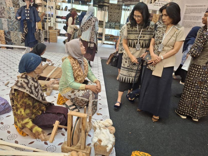 Pengunjung menyaksikan pameran batik di peringatan Hari Batik Nasional yang digelar Yayasan Batik Indonesia (YBI) di Kota Kasablanka, Jakarta, Rabu (2/10/2024).