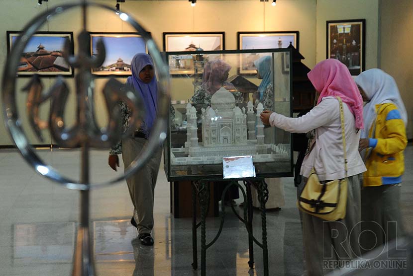 Pengunjung menyaksikan pameran di Museum Istiqlal, Jakarta,Selasa (23/12).