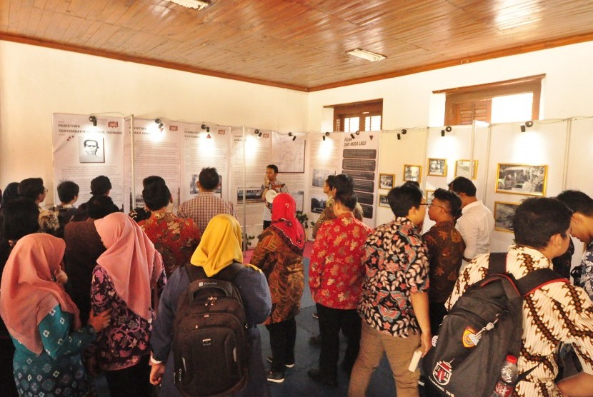  Pengunjung menyaksikan pameran sejarah yang digelar dalam rangka Festival Sejarah Kabupaten Semarang 2019, di Balai Pertemuan Polisi dan Masyarakat (Fort Willem II) di Ungaran, Kabupaten Semarang.