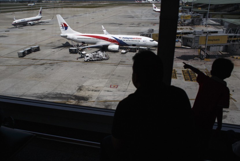 Pengunjung menyaksikan pesawat Malaysia Airlines di bandara internasional Kuala Lumpur di Sepang, Sabtu (19/7)