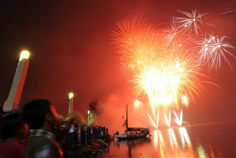Perayaan tahun baru berpotensi meningkatkan lagi angka Covid-19. Foto pesta kembang api perayaan malam pergantian tahun. (ilustrasi)