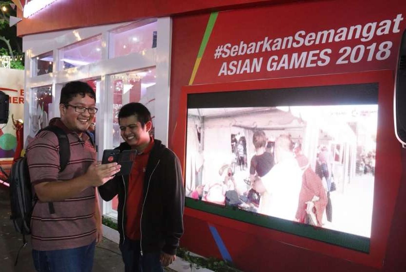 Pengunjung menyambangi gerai Telkomsel di salah satu venue Asian Games.