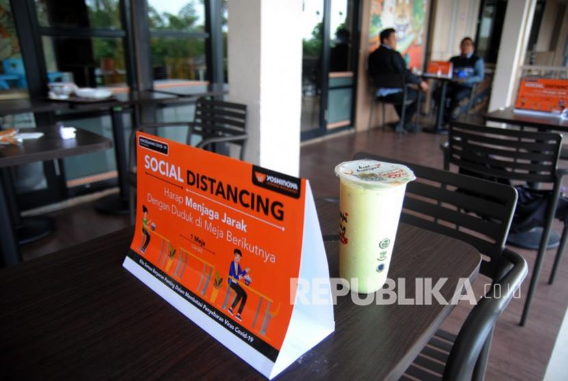 Pengunjung menyantap makanan di salah satu restoran di sebuah pusat perbelanjaan di Tajur, Kota Bogor, Jawa Barat, beberapa waktu lalu.
