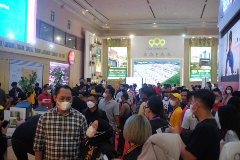 Pengunjung meramaikan Indonesia Properti Expo 2022.
