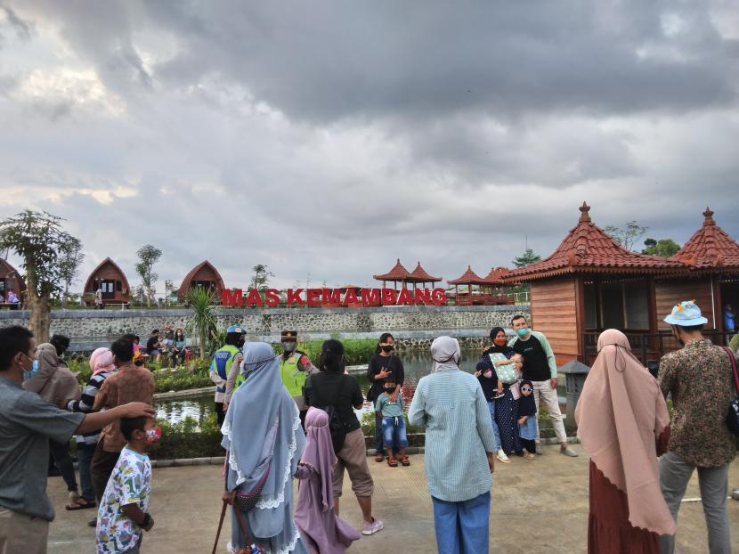 Pengunjung memadati objek wisata Taman Mas Kemambang, Purwokerto. 