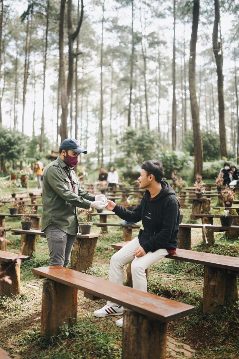 Pengunjung obyek wisata Orchid Forest Cikole mendapat pengganti permen. 