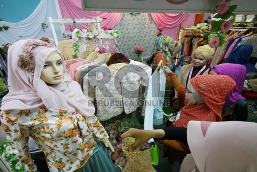  Pengunjung pameran melihat-lihat busana muslim remaja di acara 'Indonesia Hijab Fest 2013' di Gedung Sabuga,  Bandung, Jumat (31/5).  (Republika/Edi Yusuf)