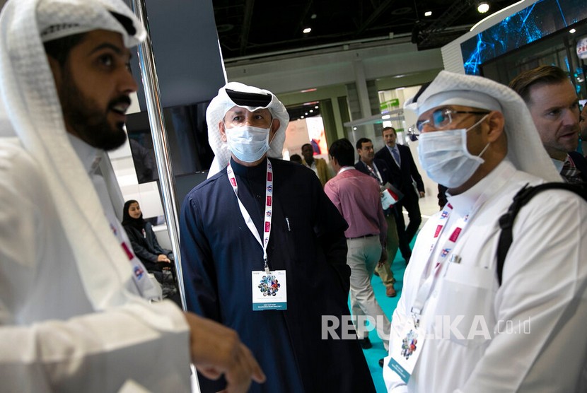 Fatwa UEA: Jangan ke Masjid Jika Terinfeksi Corona. Pengunjung pameran mengenakan masker pada Pameran Kesehatan di Dubai, Uni Emirat Arab).  Uni Emirat Arab mengkonfirmasi kasus pertama virus Corona di Timur Tengah. 