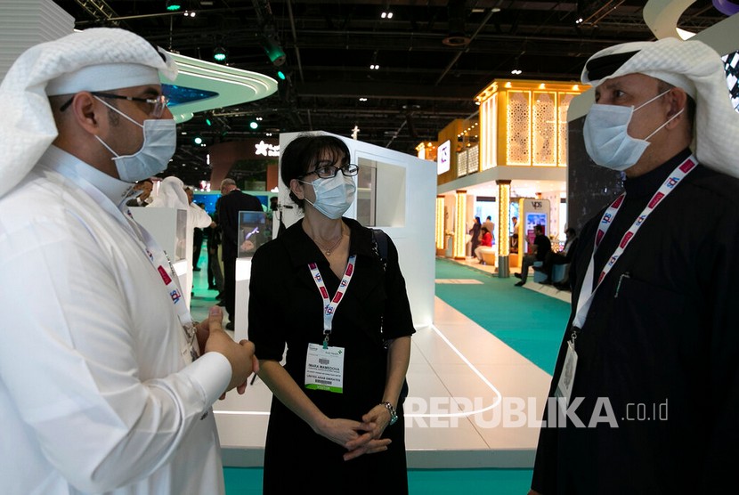 Pengunjung pameran mengenakan masker pada Pameran Kesehatan di Dubai, Uni Emirat Arab. Dewan Fatwa mengatakan pekerja medis yang rawat pasien Covid-19 boleh tak puasa. Ilustrasi.