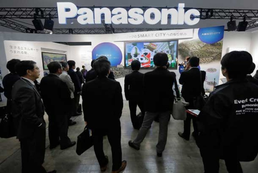 Pengunjung pameran Panasonic di Yokohama.