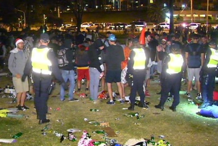 Pengunjung pesta meninggalkan kekacauan besar, termasuk botol kaca yang pecah dalam jumlah banyak.