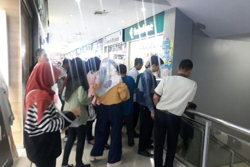 Pengunjung Plaza Andalas, Kota Padang, Sumbar berhamburan menyelamatkan diri setelah terjadi gempa bumi 5,5 SR, Sabtu (21/7). Gempa yang pusatnya hanya berjarak 7 km di sebelah tenggara Kota Padang ini diidentifikasi tak berpotensi tsunami. 