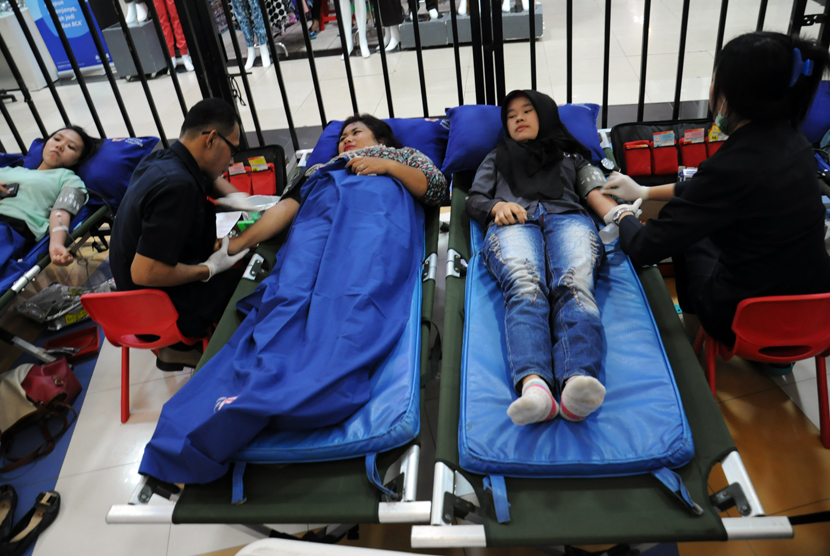 Pengunjung pusat perbelanjaan antusias mengikuti acara donor darah yang diselenggarakan PMI di Depok Town Square, Kamis (23/4).  (foto : MgROL_34)