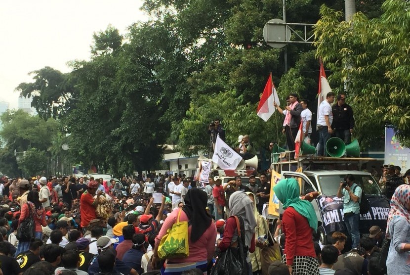 Pengunjung rasa di depan Kemenhub, Senin (29/1).