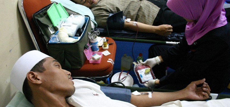 Pengunjung Republika Ramadhan Fair diambil darahnya oleh Petugas Palang Merah Indonesia (PMI) di Masjid At-Tin, Jakarta, Kamis (4/8). Donor darah ini bagian dari rangkaian acara Republika Ramadhan Fair. 