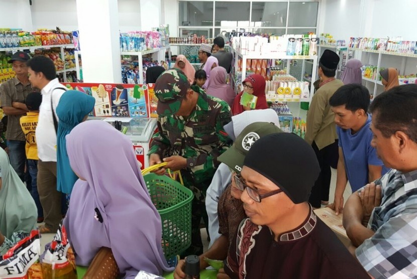 Pengunjung sedang berbelanja berbagai kebutuhan di Koperasi EsDeDe yang baru diresmikan Wali Kota Makassar, Mohammad Ramdhan Pomanto
