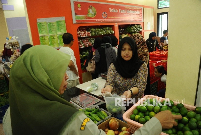 Pengunjung sedang berbelanja saat dibuka Toko Tani Indonesia (TTI) di Jakarta, Senin (6\2).