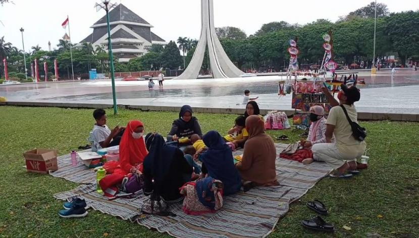 Pengunjung sedang berwisata di Taman Mini Indonesia Indah, Jakarta (ilustrasi). Wisatawan yang ingin berlibur terlebih dahulu harus mengetahui status zona daerah tujuan wisata apakah hijau, kuning, oranye atau merah.