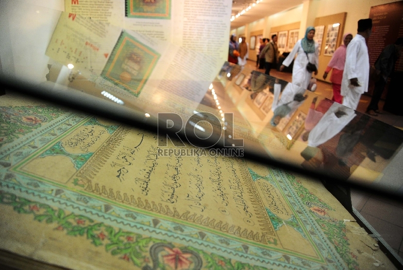  Pengunjung sedang melihat koleksi Mushaf di Museum Bayt Al-Qur`an dan Museum Istiqlal (BQMI), TMII, Jakarta,Senin (25/5).