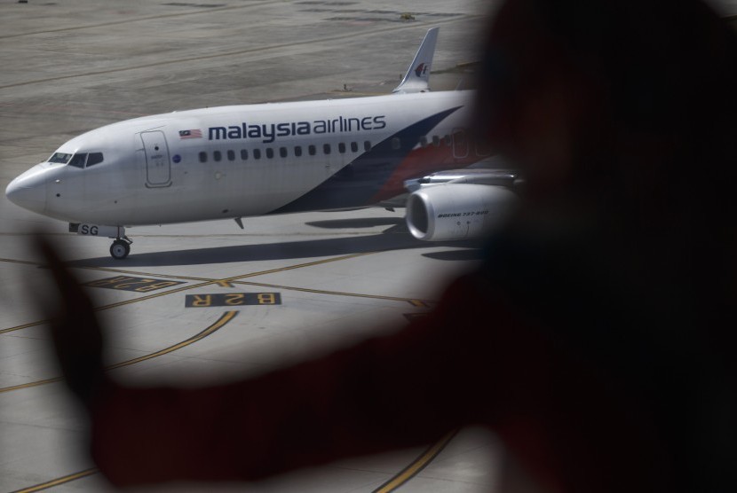 Pengunjung sedang melihat pesawat maskapai Malaysia Airlines di bandara internasional Kuala Lumpur di Sepang, Sabtu (19/7)