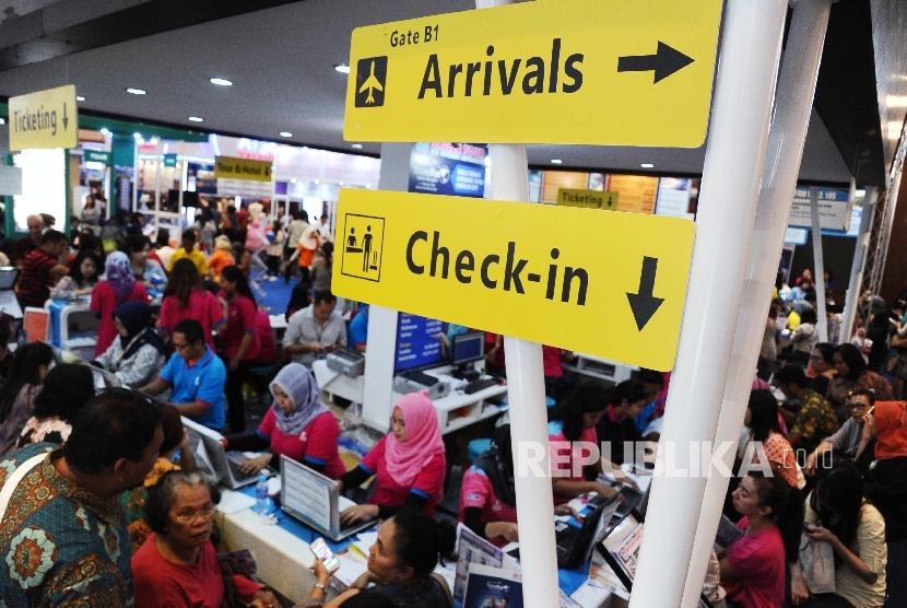  Pengunjung sedang membeli tiket saat pameran wisata Garuda Indonesia Travel Fair (GATF) 2 phase di JCC Jakarta, Jumat (7\10).