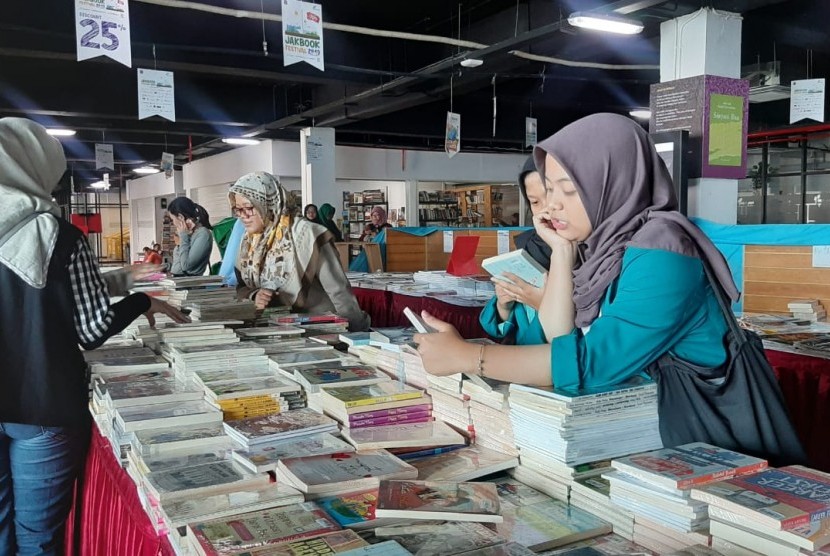 Pengunjung sedang mencari buku di acara pameran buku Jakbook 2019 di Pasar Kenari, Jakarta Pusat.