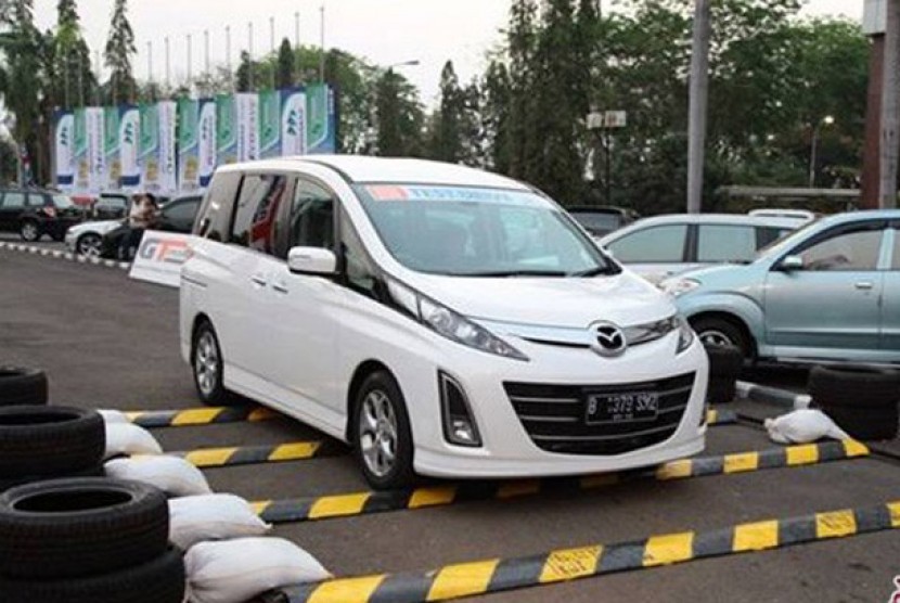 Pengunjung sedang mencoba sebuah mobil di arena test drive IIMS 2012 yang berada di depan Gedung Niaga JExpo Kemayoran, Jakarta