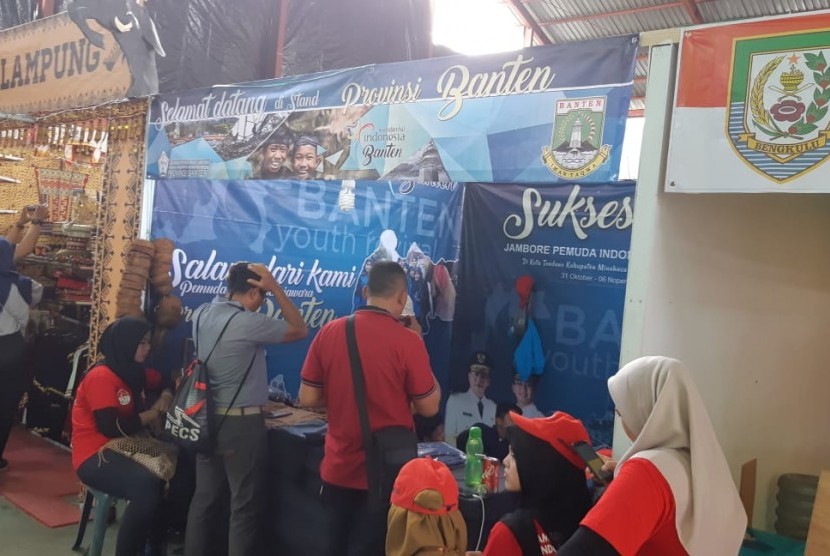 Pengunjung stand pameran Jambore Pemuda Indonesia (JPI) kompleks Stadion Maesa, Minahasa, Sulawesi Utara, Ahad (3/11).