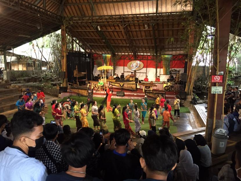 (ILUSTRASI) Pertunjukan angklung di Saung Angklung Udjo, Kota Bandung, Jawa Barat.