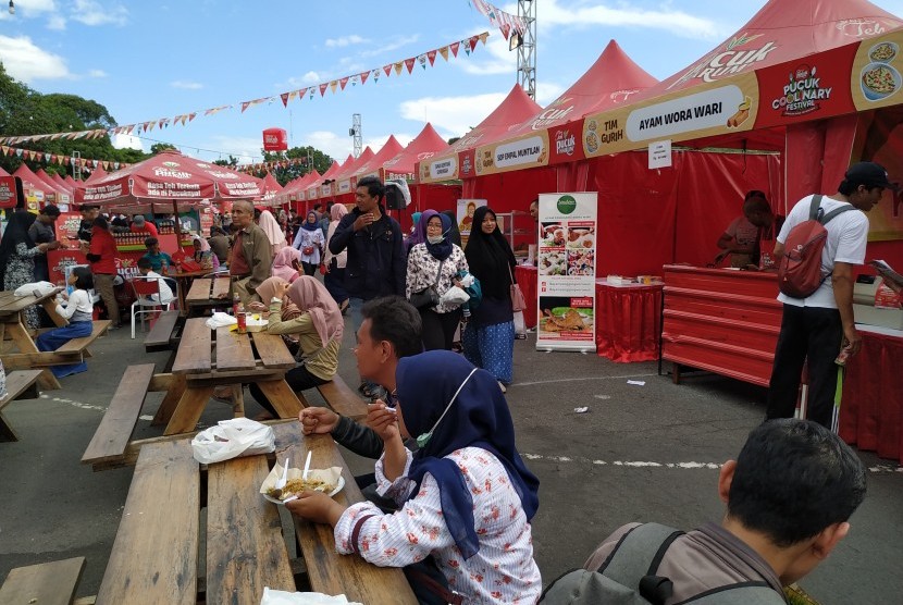 Pengunjung terlihat memadati festival kuliner ' Pucuk Coolinary Festival' di halaman parkir Mandala Krida, Yogyakarta, Ahad (31/3) sore. Tercatat lebih dari 94 ribu pengunjung meramaikan festival kuliner terbesar tersebut.