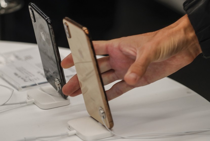 Pengunjung toko Apple sedang melihat-lihat ponsel Iphone terbaru.(EPA)