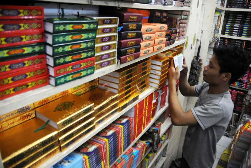  Pengunjung toko tengah memilih kitab suci Al Quran dan buku agama yang akan dibeli di los buku, Pasar Senen, Jakarta Pusat, Senin (16/7).  (Aditya Pradana Putra/Republika)