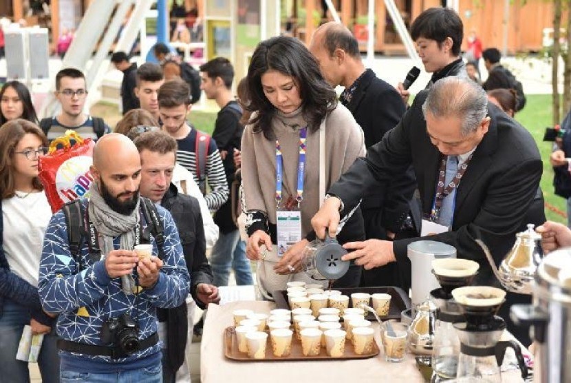 Pengunjung World Expo Milano menikmati kopi Indonesia.