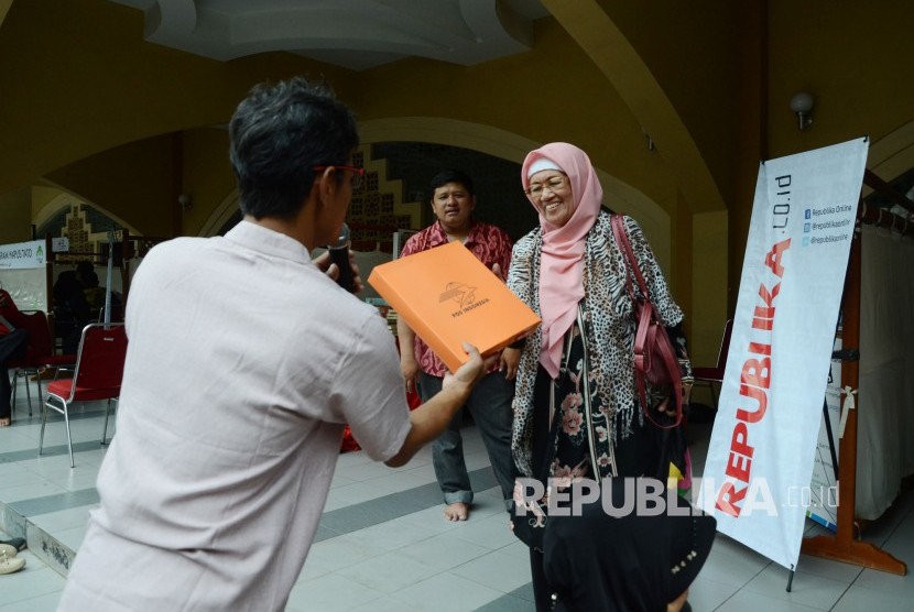 Pengunjung yang beruntung mendapatkan doorprize dari panitia pada acara Muhasabah Akhir Tahun Republika 2018, di Selasar Masjid Pusdai, Kota Bandung, Senin (31/12).