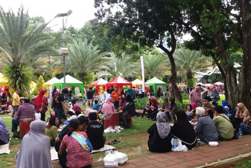 Pengunjung yang memenuhi kawasan Lapangan Banteng yang disulap jadi arena Festival Jajajan Minang 