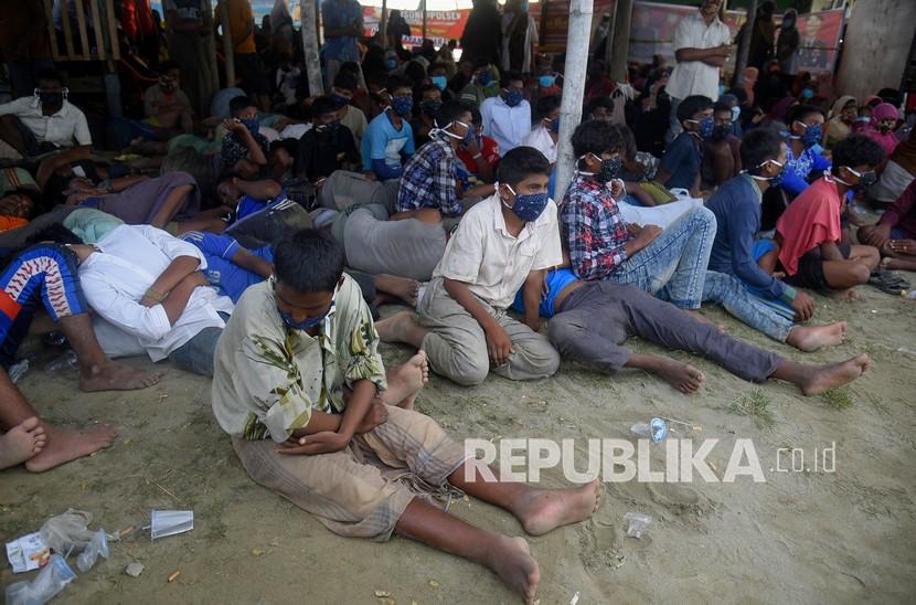 Polda Aceh telah mengantongi identitas penyelundup etnis Rohingya Pengunsi Rohingya beristirahat setelah kapal yang membawa mereka mendarat di Lhokseumawe, provinsi Aceh, Senin (7/9/2020). 