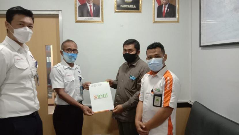 Pengurus AirNav Indonesia Cabang Ambon menyerahkan donasi kepada  BMH untuk keperluan  pembangunan mushala di Kabupaten Kepulauan Aru, Dobo. Senin (5/7).