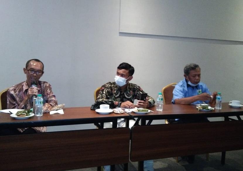 Pengurus APTI NTB Sahmihudin (kiri) menyampaikan pandangan mengenai dampak buruk simplifikasi dan kenaikan cukai rokok dalam diskusi daring Pengurus APTI dengan Wakil Ketua MPR dari Fraksi Nasdem Lestarie Moerdijat di Jakarta.