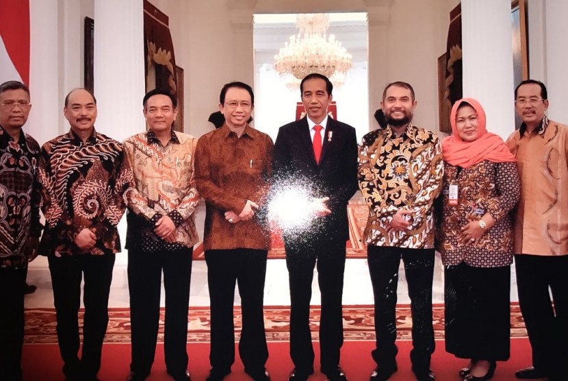 Pengurus Aptisi berfoto bersama Presiden Jokowi (keempat dari kanan).