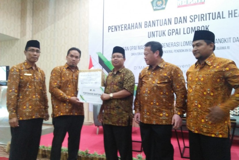 Pengurus Asosiasi Guru Pendidikan Agama Islam Indonesia (AGPAII) menyalurkan bantuan kepada 200 guru pendidikan agama Islam (PAI) yang terdampak gempa di Nusa Tenggara Barat (NTB) di Dmax Hotel, Lombok Tengah, NTB, Rabu (14/11).