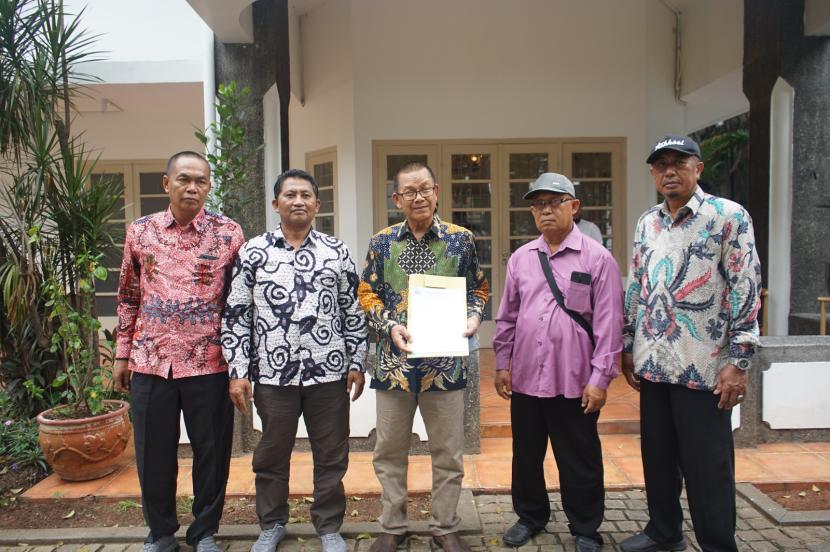 Pengurus Asosiasi Petani dan Pekerja Tembakau Nusantara (APPTN) menyerahkan ketiga surat kepada capres-cawapres.