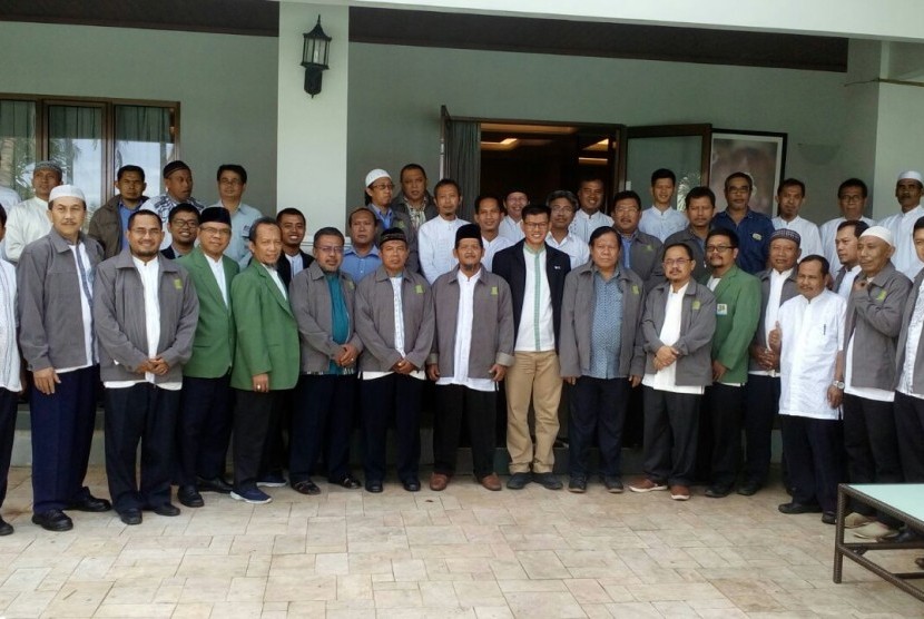 Pengurus Baitul Maal Krakatau Steel, perwakilan PT Krakatau Steel dan Tim Rumah Zakat di sela rapat koordinasi tentang zakat, infaq   dan shadaqah (ZIS) tahun ketiga di Cilegon, Rabu (18/1).  