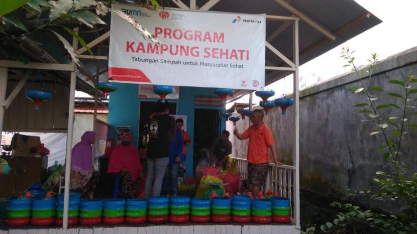 Pengurus Bank Ramli Perseka berinisiatif mempercantik lingkungan di sekitar Bank Sampah Perseka dengan memperbanyak membuat pot dari galon-galon bekas.