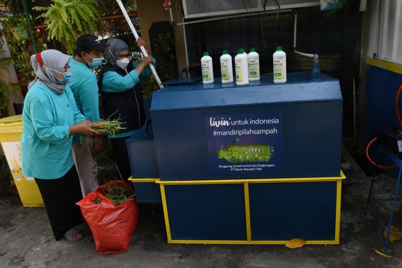 Pengurus bank sampah mengolah sampah organik (ilustrasi).Pemerintah Kota Payakumbuh, Sumatra Barat, membidik kerja sama pengelolaan sampah dengan organisasi sumber daya alam (SDA) terbarukan dari Denmark, Danish Environmental Protection Agency (DEPA). 